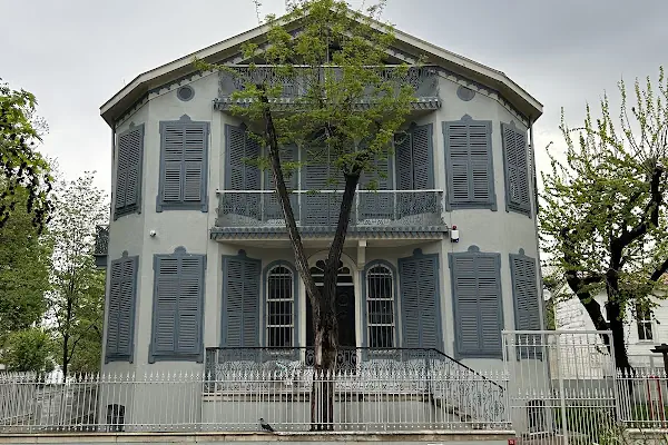Büyükada Edebiyat Müze Kütüphanesi