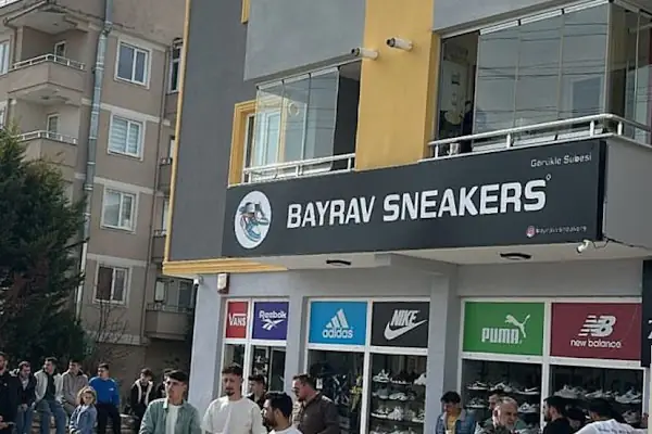 BAYRAVSNEAKERS