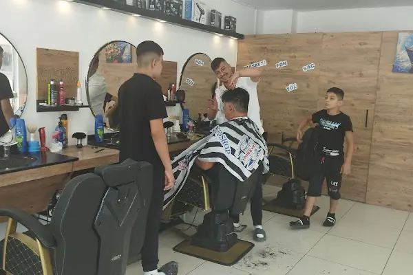 Saçlı erkek kuaförü