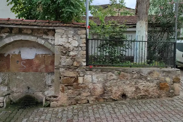 Bayraklı Dede Türbesi