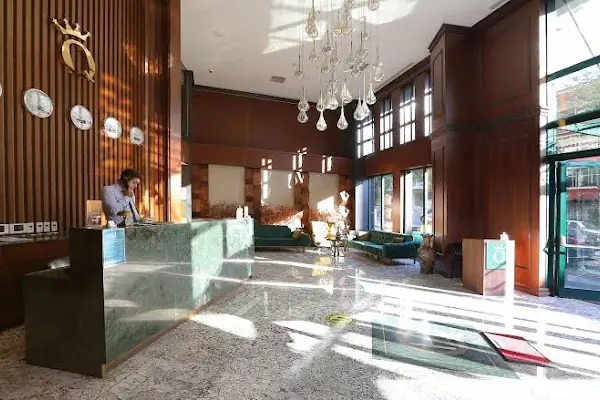 Q Hotel