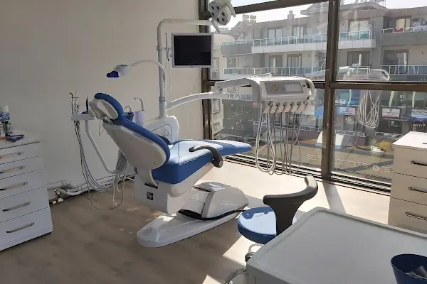 Diş Hekimi Arzu Elif Çelik - Tezak Diş Kliniği