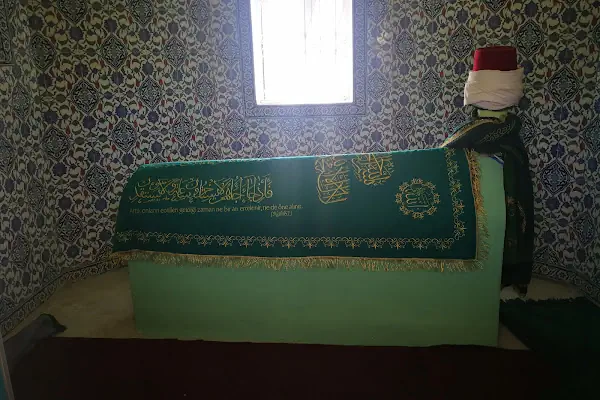 Sarı Şeyh Hüseyin Efendi Türbesi