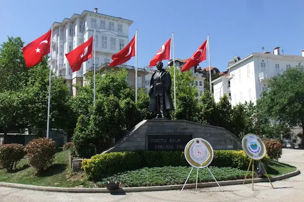 Atatürk Meydanı