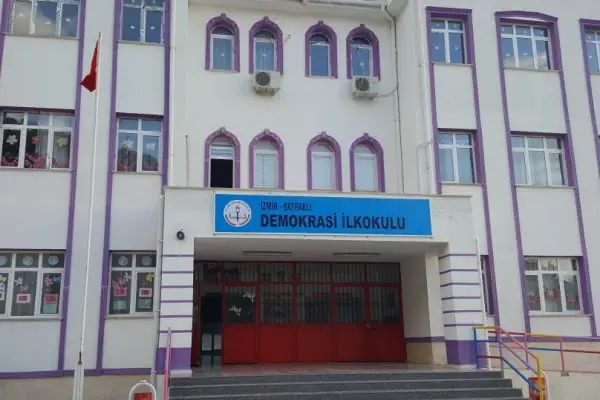 İzmir Bayraklı Demokrasi İlkokulu