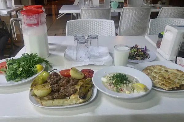 Usta şimşek köfte piyaz