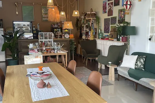 Emmog Cafe
