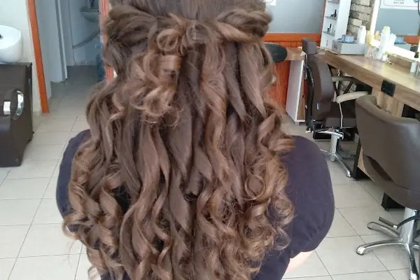 Esra Naz Bayan Kuaförü