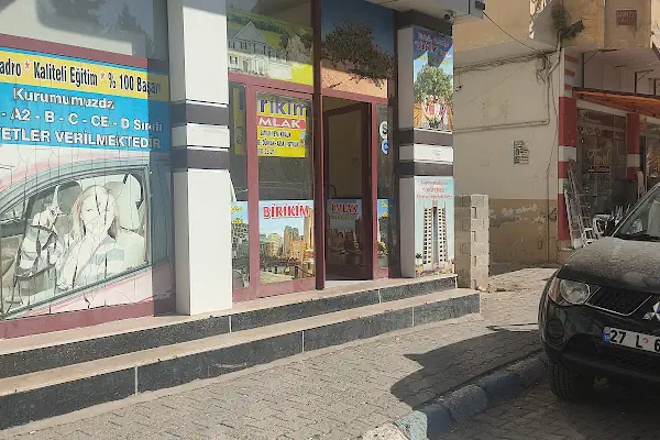 Kumsal ada halisaha ve yüzme havuzu