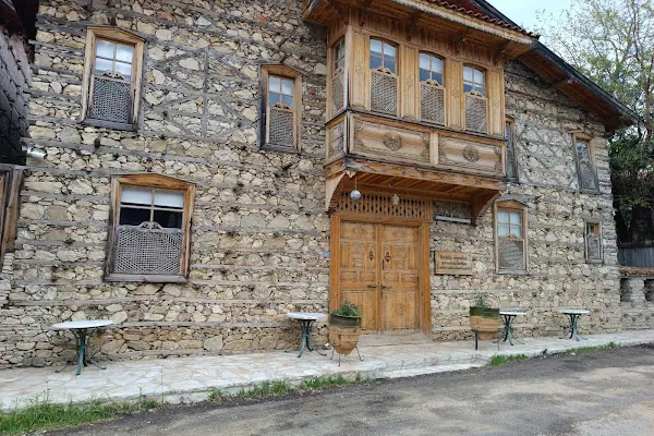 Ormana Düğmeli Evler