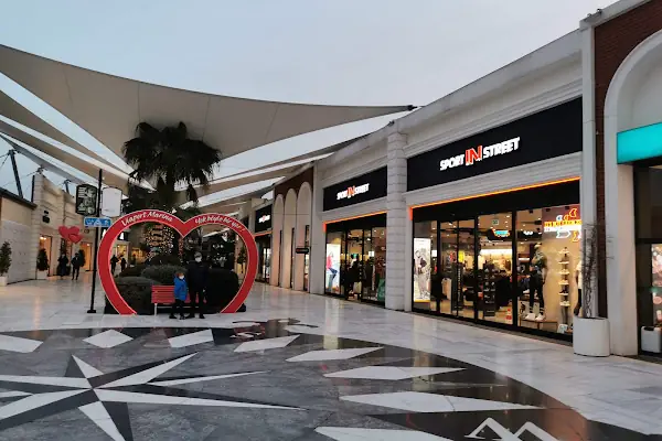 IN Street İstanbul Viaport AVM Mağazası