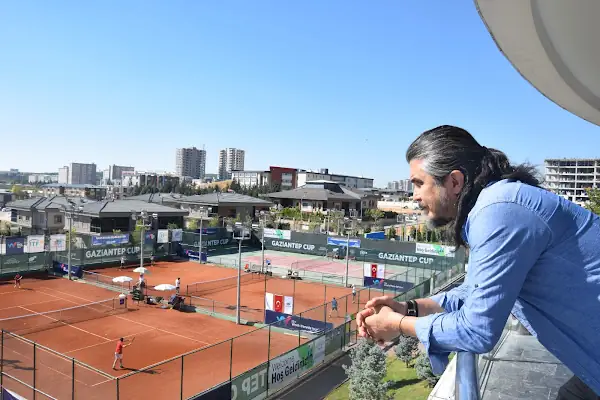 Mehmet Şimşek kapalı tenis kortu