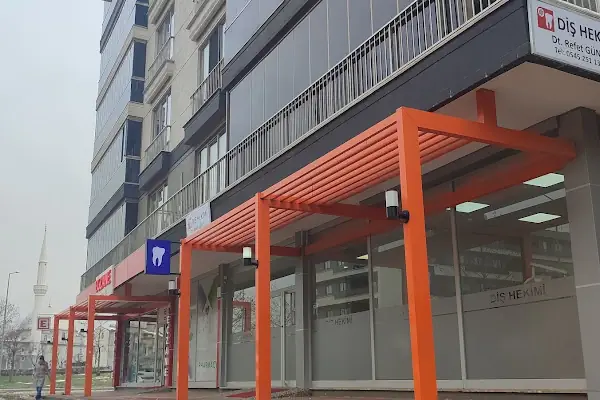Diş Hekimi Refet GÜNEŞ